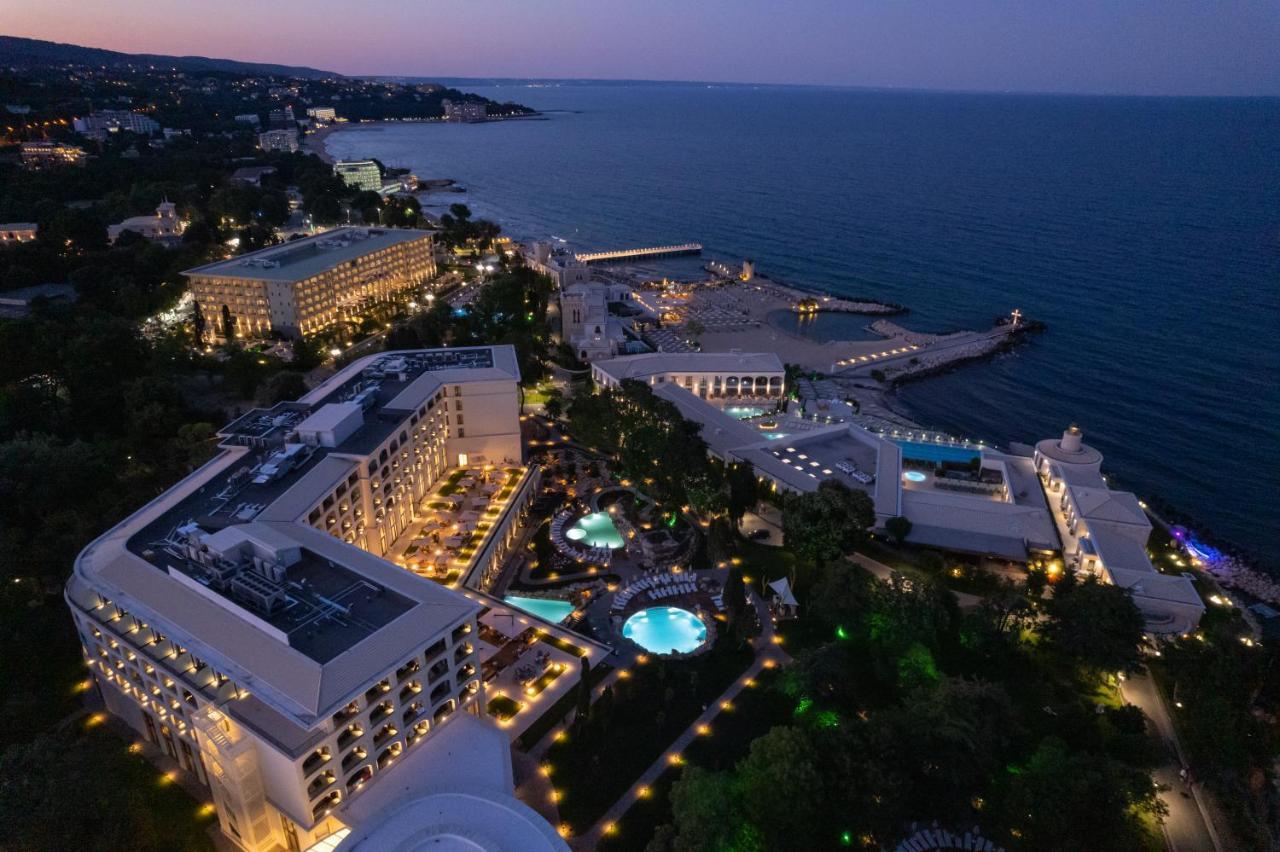 Hotel Ensana Aquahouse Saints Constantine and Helena Exteriér fotografie The resort at night